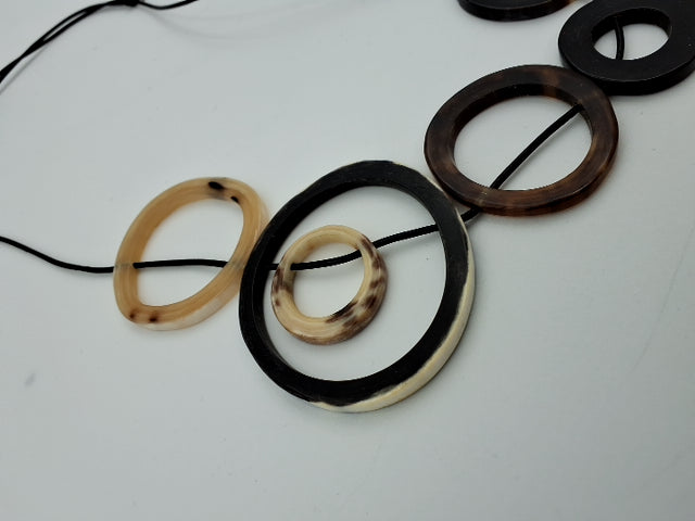 Halskæde, hornvarefabrikken